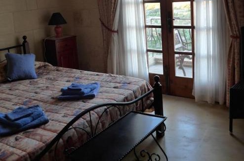 Nadur Villa | Gozo Villa Retreat: Pet-Friendly Stay with Scenic Views