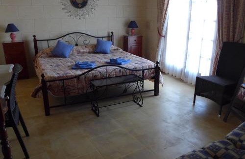 Nadur Villa | Gozo Villa Retreat: Pet-Friendly Stay with Scenic Views