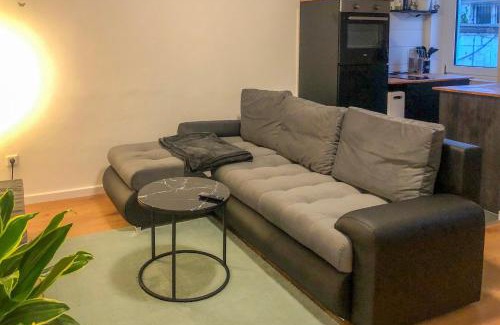 Wanheimerort Apartment | Relaxing Green Oasis with Balcony & Netflix for Families