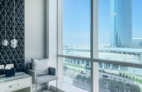 Al Olaya District Apartment | Elite Damac Studio: Breathtaking Kingdom Tower Views