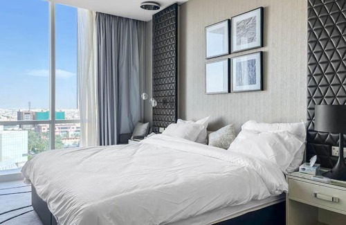 Al Olaya District Apartment | Elite Damac Studio: Breathtaking Kingdom Tower Views