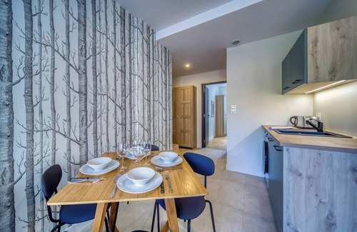 Quartier Exposition-Bajatiere Apartment | Discover GR Le Joli Mallifaud: Air-Conditioned Comfort