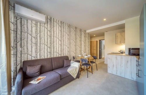 Quartier Exposition-Bajatiere Apartment | Discover GR Le Joli Mallifaud: Air-Conditioned Comfort