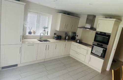 Bordon Other | Family-Friendly GR8 Home 2: Your Ideal Getaway Spot