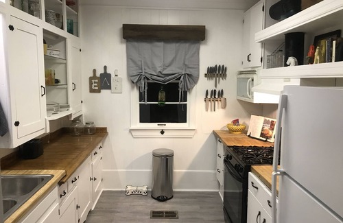 Longview House | Discover Grable Creek Farmhouse: Pet-Friendly Retreat