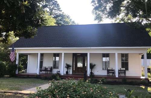 Longview House | Discover Grable Creek Farmhouse: Pet-Friendly Retreat