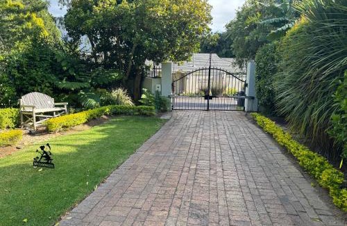 Constantia Apartment | Inviting 2 Bed En-Suite Cottage with Pool & Family Fun