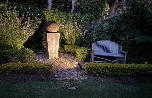 Constantia Apartment | Inviting 2 Bed En-Suite Cottage with Pool & Family Fun