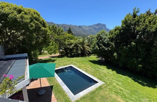 Constantia Apartment | Inviting 2 Bed En-Suite Cottage with Pool & Family Fun