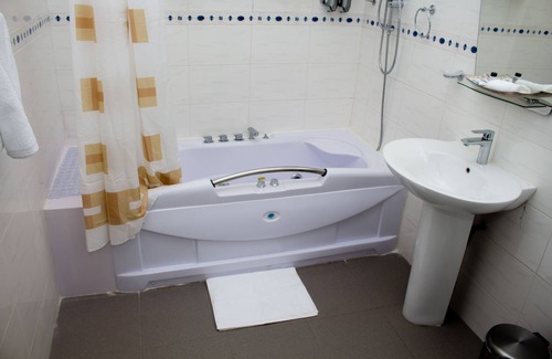 Sekondi-Takoradi Bed & Breakfast | Grace Garden Hotel: Family-Friendly Retreat with Pool & Spa