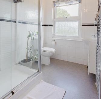 Tring House | Spacious North Facing Room with Kitchen Amenities