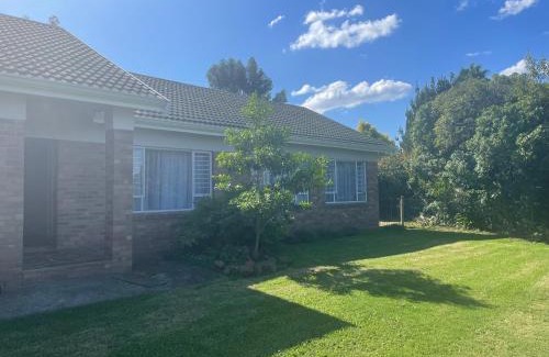 Grahamstown House | Graceful Getaway: Pet-Friendly Retreat with 10/10 Rating
