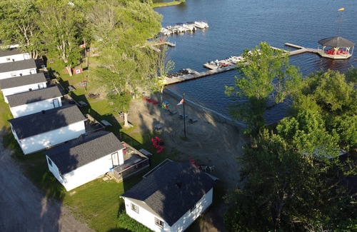 Lavigne Cottage | Charming Graceland Cottages Flamingo #4: Lakefront Retreat