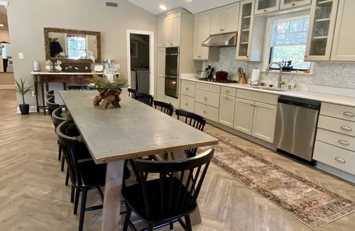 Ocracoke House | Graceland: Pet-Friendly Retreat in a Prime Location