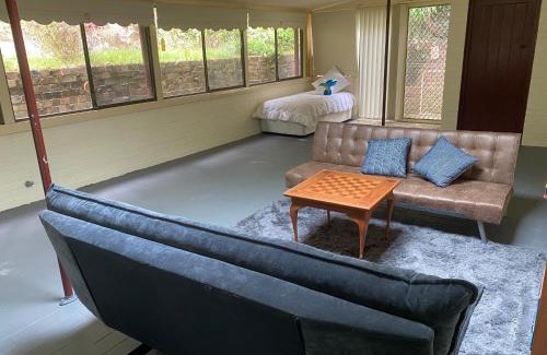 Gosford House | Elegant 1930s Art Deco House with Guest Rated 8.8/10