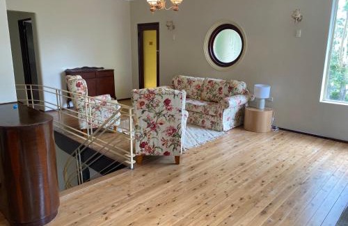 Gosford House | Elegant 1930s Art Deco House with Guest Rated 8.8/10