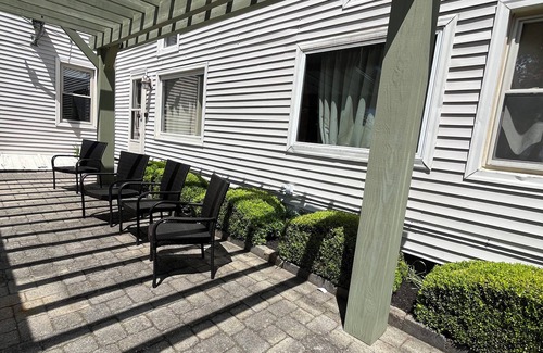 Bozrah House | Idyllic 1800's Full Farmhouse with Kitchen & Breakfast