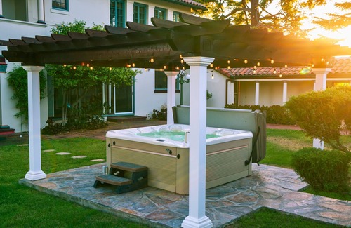 East Foothills House | Gracious Garden Suite Heated Pool + Jacuzzi
