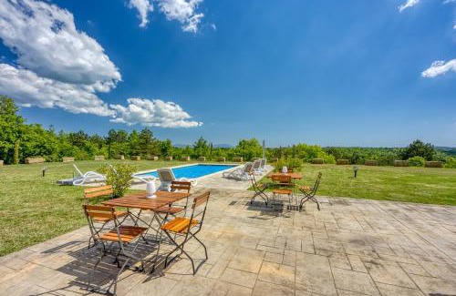 Gracisce Apartment | Experience Grad Inn Apartments & Resort: 4-Star Oceanfront Retreat