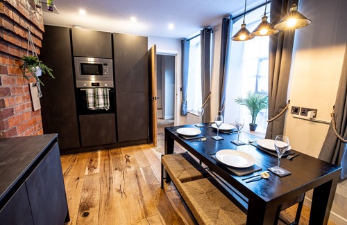 Birmingham City Centre House | Stylish Industrial 3 BR Mews House with Cozy Fireplace