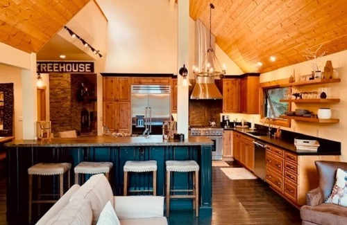 Graeagle House | Graeagle House: Tree-Top Retreat with Game Room & Spa
