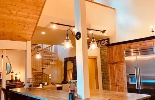 Graeagle House | Graeagle House: Tree-Top Retreat with Game Room & Spa