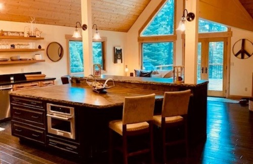 Graeagle House | Graeagle House: Tree-Top Retreat with Game Room & Spa