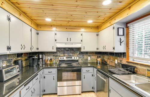 Graeagle Cabin | Inviting Graeagle Cabin with Game Room & Relaxing Spa