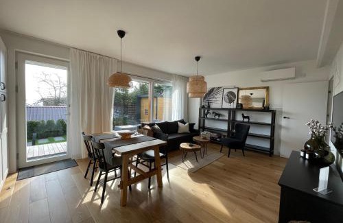 Mechelinki Apartment | Oceanfront Grafit: Family-Friendly Retreat with Great Ratings