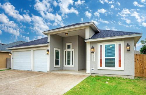South Side House | Relax at Graford by AvantStay: Hot Tub & Mini Putt Fun