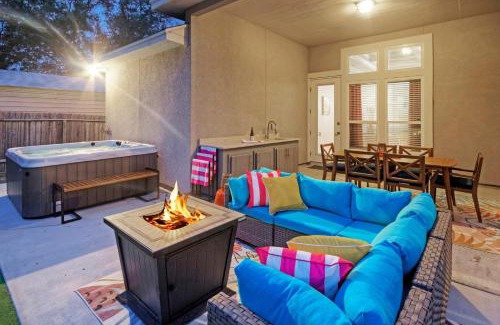 South Side House | Relax at Graford by AvantStay: Hot Tub & Mini Putt Fun