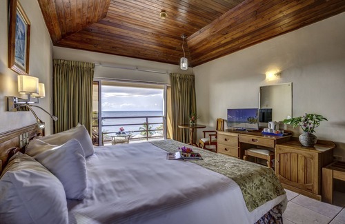 Black Rock Resort | Relaxing Grafton Beach Resort with Pool and Spa Amenities