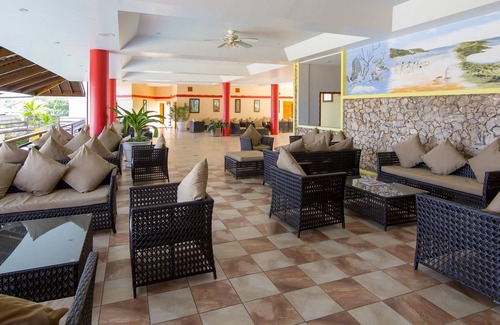 Black Rock Resort | Relaxing Grafton Beach Resort with Pool and Spa Amenities