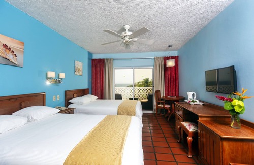 Black Rock Resort | Relaxing Grafton Beach Resort with Pool and Spa Amenities