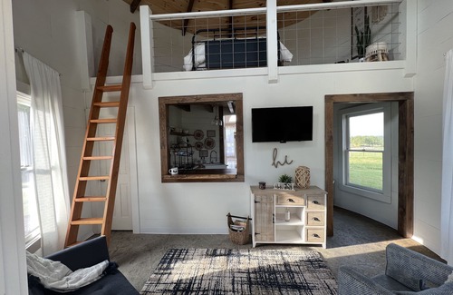 Red Boiling Springs Cottage | Top-Rated Grain Bin Farmhouse with Ocean View Loft