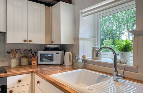 Potter Brompton Cottage | Idyllic Grain End Cottage with Large Gardens & Pet-Friendly Stay