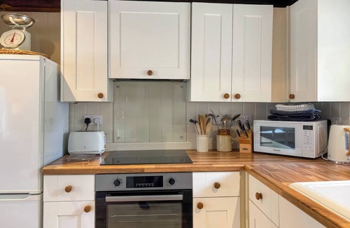Potter Brompton Cottage | Idyllic Grain End Cottage with Large Gardens & Pet-Friendly Stay