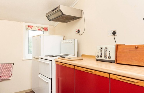 Newquay Cottage | Idyllic Gramerci Retreat in Countryside, Ocean View Bliss