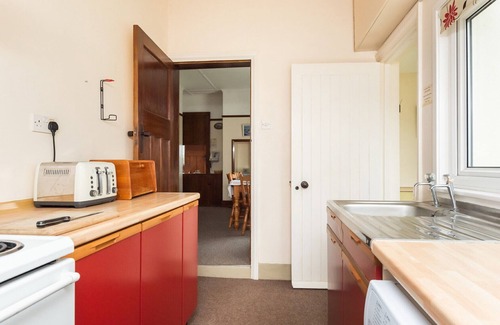 Newquay Cottage | Idyllic Gramerci Retreat in Countryside, Ocean View Bliss