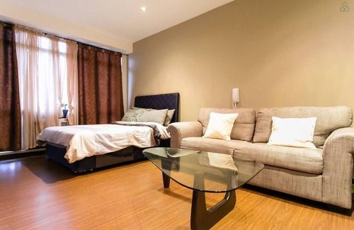 Downtown Apartment | Scenic Gramercy Residences with River View and Pool