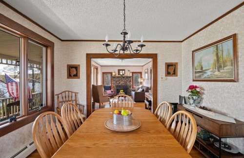 East Hampton House | Idyllic Grammy's Lake House with Private Waterfront Access