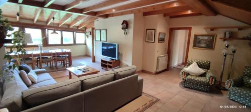 Bellver de Cerdanya Apartment | Spacious Family Apartment in Bellver with Pet-Friendly Amenities