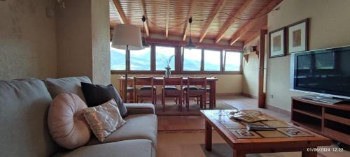 Bellver de Cerdanya Apartment | Spacious Family Apartment in Bellver with Pet-Friendly Amenities