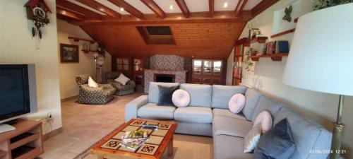 Bellver de Cerdanya Apartment | Spacious Family Apartment in Bellver with Pet-Friendly Amenities