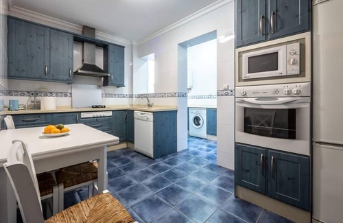 Cadiz Apartment | Convenient Gran Apartamento Avenida 57 with Spa & Breakfast