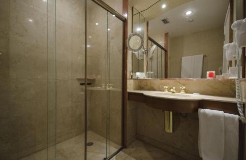Brooklin Novo Hotel | Discover Gran Estanplaza Berrini: 5-Star Stay with Pool & Hot Tub