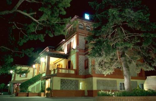 Colmenar Viejo House | Cozy Gran Hostal El Chiscón: Pet-Friendly & Family Approved