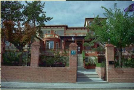 Colmenar Viejo House | Cozy Gran Hostal El Chiscón: Pet-Friendly & Family Approved