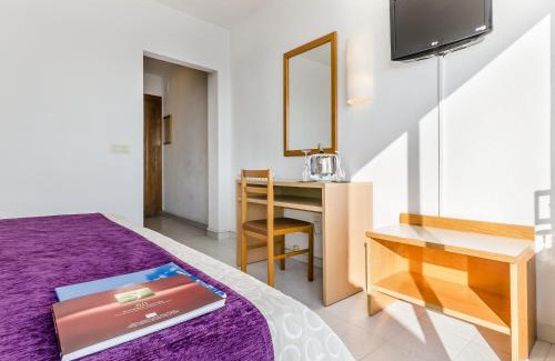 Sant Pol De Mar Hotel | Discover Gran Sol Hotel: Pet-Friendly Retreat with Pool