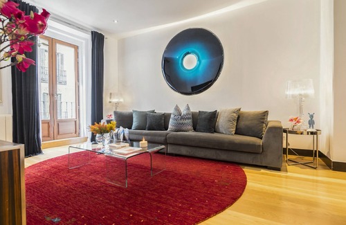 Malasana Apartment | Modern Apartment Retreat in Gran Via-Sol-Pl Colon